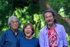 Odakos žmonės. Iš kairės: Tomoko ir Takenori Kobayashi, Kajuto Sugeeta / Odaka people. From left: Tomoko and Takenori Kobayashi, Kajuto Sugeeta