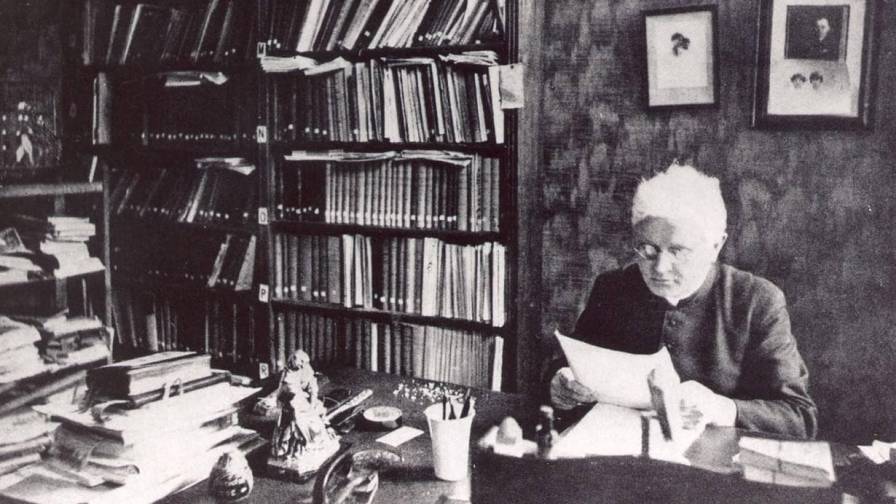 Vaižgantas_in_his_study